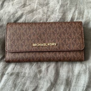 NWT Michael Kors Jet Set Travel Wallet Brown Acorn Trifold
